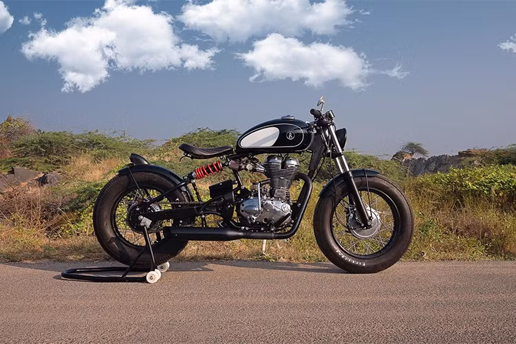 Chiếc Royal Enfield Classic 500 độ Bobber đến từ xưởng độ KR Customs tọa lạc tại vùng đất đặt trụ sở chính của nhà sản xuất Royal Enfield hiện nay là Chennai, Ấn Độ. KR Customs được thành lập bởi Krish Rajan – một cựu nhân viên IT có niềm đam mê bất tận với môtô.