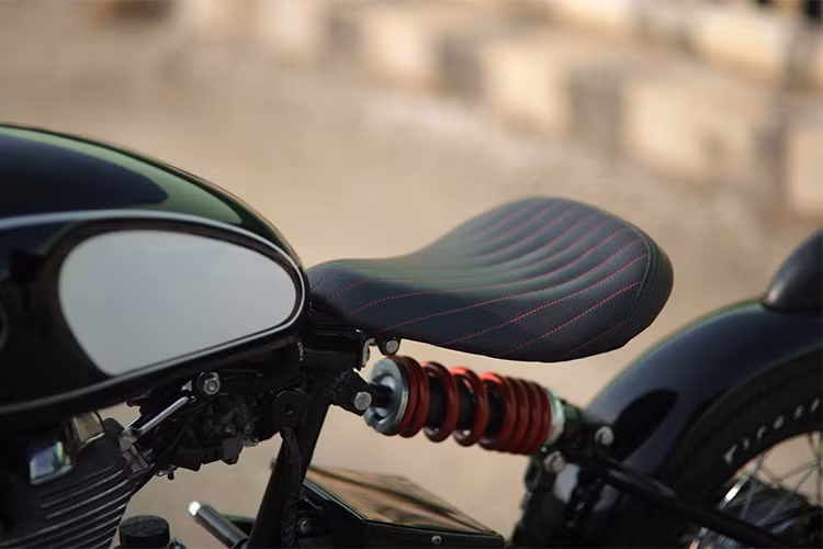 Ở bản độ Classic 500 độ Bobber này, thay vì sử dụng thụt monoshock kép lắp đặt cạnh nhau như các sản phẩm trước đó, KR Customs chỉ áp dụng thụt monoshock đơn duy nhất để thể hiện cái chất Bobber cổ điển.
