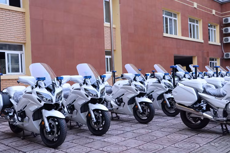 Được biết, các phiên bản thương mại của sport-touring cỡ lớn này có tên gọi Yamaha FJR1300 ES và Yamaha FJR1300 A ở các thị trường khác nhau sử dụng động cơ I4 dung tích 1.298cc đi kèm hộp số 6 cấp, tại thị trường nước ngoài nó hiện sở hữu mức giá khoảng 16.400 USD.
