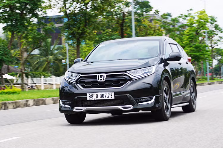 Sở hữu động cơ hoàn toàn mới 1.5L DOHC Vtec Turbo, 4 xi lanh thẳng hàng, kết hợp với hộp số vô cấp CVT ứng dụng earth dream technology, hệ thống phun nhiên liệu trực tiếp PGM-FI, cho công suất tối đa 188 mã lực và mô-men xoắn cực đại 240Nm. Dù dung tích động cơ thấp hơn phiên bản trước, nhưng trang bị Turbo tăng áp, công suất lên đến 188 mã lực đã giúp cho Honda CR-V 7 chỗ không chỉ mạnh mẽ, tăng tốc nhanh trên đường trường mà còn khá linh hoạt trong đô thị.