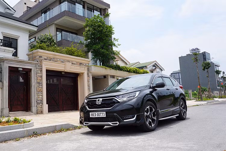Sau khi công bố giá bán mới khi được hưởng thuế nhập khẩu 0%, Mẫu xe Honda CR-V 2018 phiên bản 7 chỗ ngồi đã bứt phá ngoạn mục về doanh số với 1.507 xe bán ra trong tháng 4/2018. Xe được nhập khẩu nguyên chiếc từ Thái Lan với ba phiên bản L, G, E cùng 5 lựa chọn màu sắc bao gồm: Trắng ngọc, Ghi bạc, Đỏ, Đen và Xanh đen.