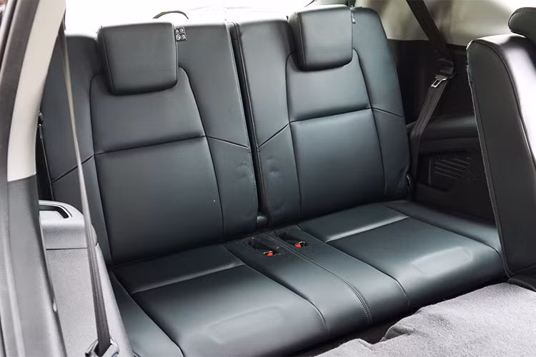 Hàng ghế thứ 2 và 3 của Honda CR-V thế hệ thứ 5 này cũng có thể ngửa ra phía trước, sau tùy ý. Ngoài ra, hàng ghế thứ 2 còn có thể trượt lên trước hoặc về sau và gập xuống để tạo lối đi cho hành khách. Đặc biệt so với phiên bản 5 chỗ thì hàng ghế thứ 2 còn có độ ngã lưng sâu hơn.