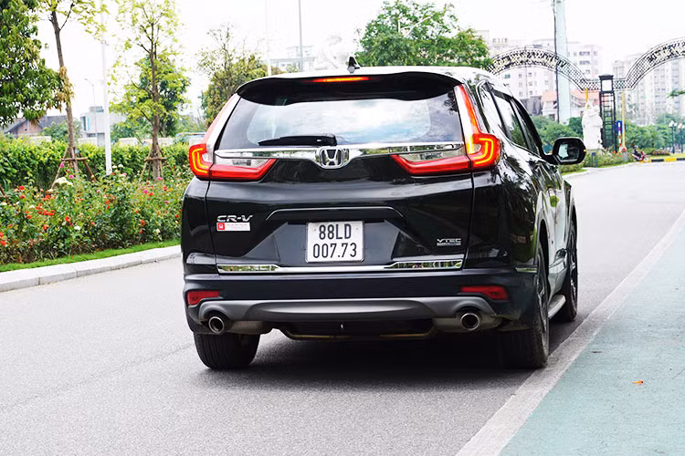 Ngay khi xuất hiện vào cuối năm 2017, Honda CR-V hoàn toàn mới đã nhận được rất nhiều ý kiến của khách hàng và chờ đợi đặt mua. Điều đó chứng tỏ “sức hút” của mẫu xe này tại thị trường và với độ tin cậy về thương hiệu, cùng nhiều thay đổi về tính năng và công nghệ, thế hệ thứ 5 của CR-V chắc chắn sẽ vẫn là lựa chọn của rất nhiều người tiêu dùng.