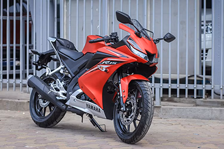 Mẫu xe côn tay thể thao phân khúc 150cc là Yamaha R15 đời 2017 được mong chờ nhất của Yamaha chính thức có mặt tại Việt Nam từ tháng 5/2017. Đây cũng là mẫu xe môtô thể thao R15 3.0 phiên bản mới nhất từng lần đầu tiên xuất hiện tại thị trường Indonesia hồi đầu năm.