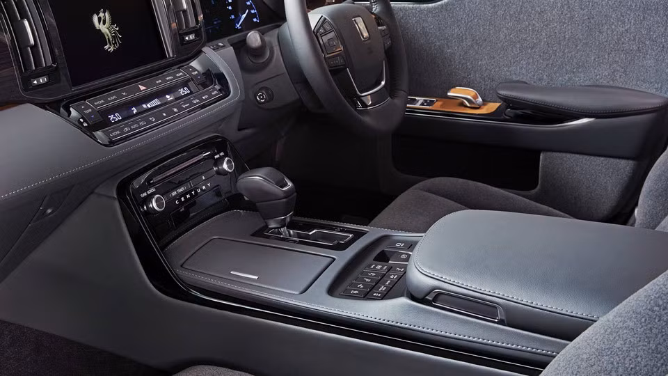 Mẫu sedan hạng sang của Toyota được trang bị cơ cấu truyền động dạng lai gồm động cơ xăng V8 5.0L và một môtơ điện. Mặc dù không dùng động cơ V12 như phiên bản trước, nhưng với công suất tổng cộng 425 mã lực (317 kW), Toyota Century mới được xem là cỗ máy mạnh mẽ.