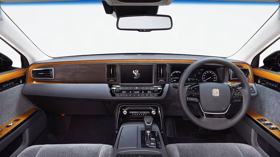 Được nhà sản xuất mô tả là “mẫu xe cao cấp hướng tới người lái”, Century mới có giá khởi điểm gây sốc ngang với dòng siêu xe đắt tiền. Có lẽ vì thế hãng xe ôtô Toyota chỉ đặt mục tiêu bán 50 chiếc Century mỗi tháng.