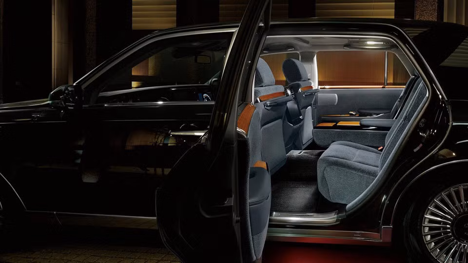 Toyota Century mới có không gian nội thất rộng hơn phiên bản trước nhờ trục cơ sở kéo dài thêm 65 mm, thêm phần để chân cho hàng ghế sau. Trần xe cũng được nâng cao hơn trước nhờ thiết kế mới nới thêm chiều cao cho khu vực trung tâm. Thao tác lên và xuống xe cũng dễ dàng hơn trước nhờ giảm độ cao giữa bệ lên xuống và sàn xe thêm 15 mm.