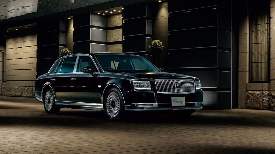 Sau khi xuất hiện tại triển lãm xe hơi Tokyo tháng 10/2017, mẫu xe sedan Toyota Century với thiết kế đậm chất Rolls-Royce bắt đầu được bán tại thị trường Nhật Bản. Mẫu xe mới thay thế phiên bản sedan cỡ lớn từng tồn tại suốt 21 năm qua. Century luôn đứng trong top đầu dòng xe đắt tiền nhất của Toyota.