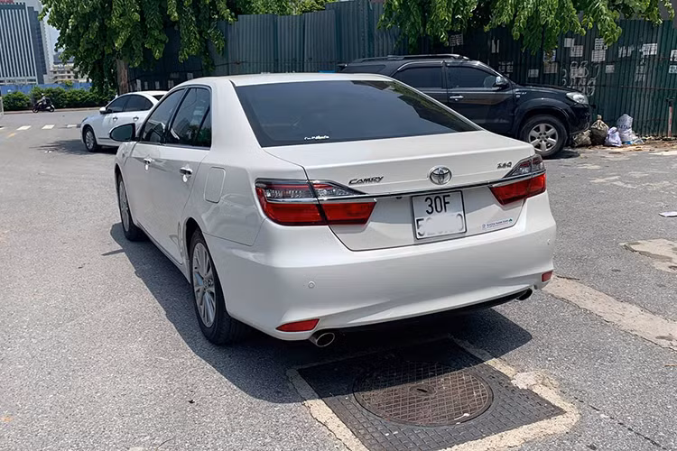 Ở phía sau mẫu xe cụm đèn hậu sử dụng bóng đèn LED, nắp ca-pô dang bo tròn mang tính trẻ trung và trang nhã. Đèn xi nhan của cả ba phiên bản cũng được tích hợp vào cản trước của xe góp phần tạo nên thiết kế đầu xe sang trọng hơn. Bộ mâm xe làm bằng hợp kim sáng kích thước 17 inch, đi cùng lốp có kích thước 215/55-R17.