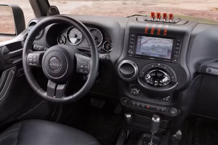 Ngoài ra, Jeep Gladiator 2020 còn được trang bị trục Dana 44 thế hệ thứ ba, khóa cầu trước/sau Tru-Lock điều khiển điện tử, khóa vi sai chống trượt Trac-Lok, lốp off-road 33 inch và tính năng tháo rời thanh cân bằng điện tử lần đầu tiên có trong phân khúc. Xe sở hữu khả năng lội nước sâu 760 mm và khả năng kéo 3.470 kg và trọng tải 726 kg. 