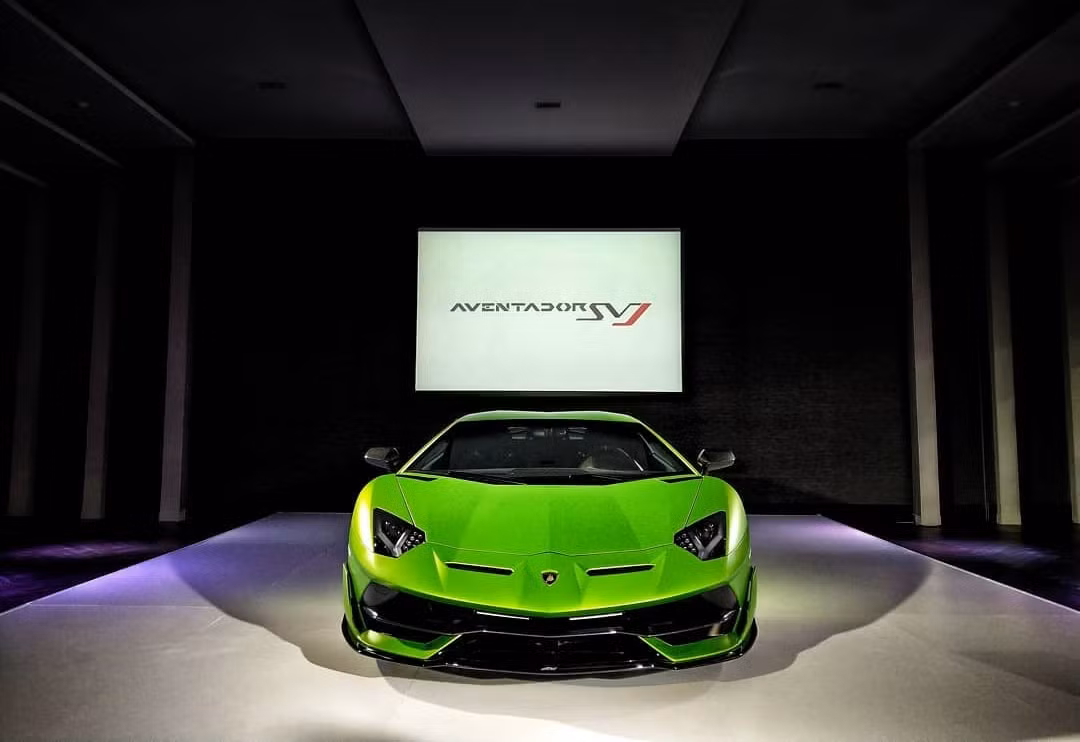 Phía sau của siêu xe Lamborghini Aventador SVJ mới, tại vị trí ngang đèn pha cũng được trang bị hệ thống cánh gió tương tự, chúng có khả năng hoạt động độc lập giúp một bên thân xe đạt lực nén không khí lớn khi vào cua trong khi bên còn lại sẽ giảm tối đa lực cản không khí.