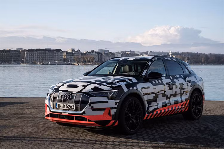 Khi giới thiệu phiên bản concept tại Trung Quốc, Audi sử dụng 3 động cơ điện. Tuy nhiên trên phiên bản thương mại của mẫu xe Audi e-tron mới sẽ chỉ có 2 motor truyền động trực tiếp cho 2 trục bánh trước và sau. Nguồn điện sẽ được lấy từ hệ thống pin 95kWh đặt dưới gầm xe nhằm phân bổ trọng lượng tốt hơn cho tổng thể xe.