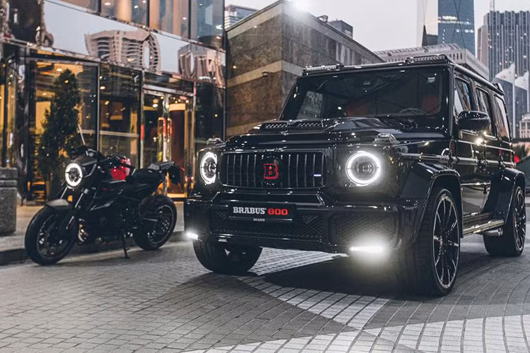 Mới đây, siêu môtô độ Brabus 1300 R đã chính thức mở bán và ngay lập tức "cháy hàng" chỉ ít phút sau đó. Trong tổng cộng 154 chiếc Brabus 1300 R được xuất xưởng và bán ra trên toàn thế giới, sẽ có 2 chiếc đến với tay khách hàng Việt.