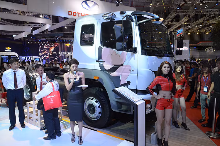 Xe tải đầu kéo FUSO Tractor FZ có tổng tải trọng kết hợp lên đến 49 tấn, đánh vào phân khúc chuyên chở đường dài với tải trọng lớn.