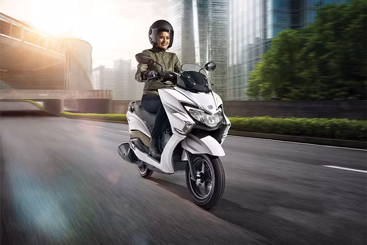 Tốc độ tối đa của Burgman 125 mới khoảng 110km/h, đạt tiêu chuẩn khí thải mới tại Ấn Độ và mức tiêu thụ nhiên liệu được đánh giá khá thấp. Các trang bị khác được xem là ưu điểm của mẫu xe này bao gồm; vị trí để chân rộng lớn, có sẵn kính chắn gió, tích hợp cổng sạc USB 12V trong cốp...