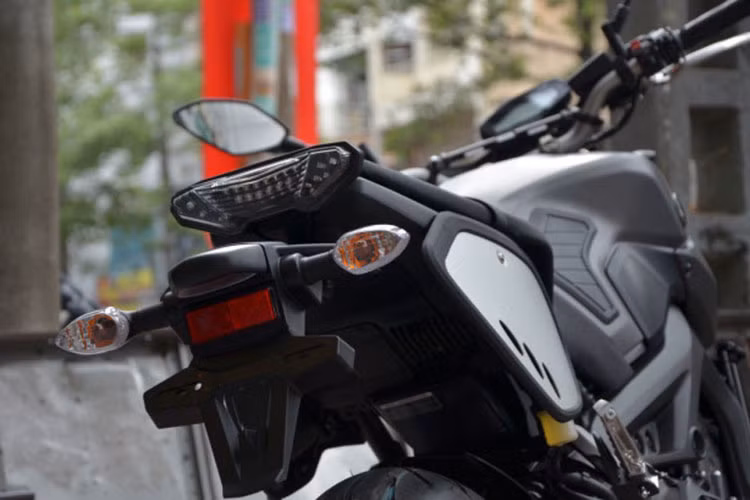 Đèn hậu của Yamaha MT-09 Sport tracker được thiết kế khá đơn giản nhưng lại thực dụng với công nghệ LED đang thịnh hành hiện nay.