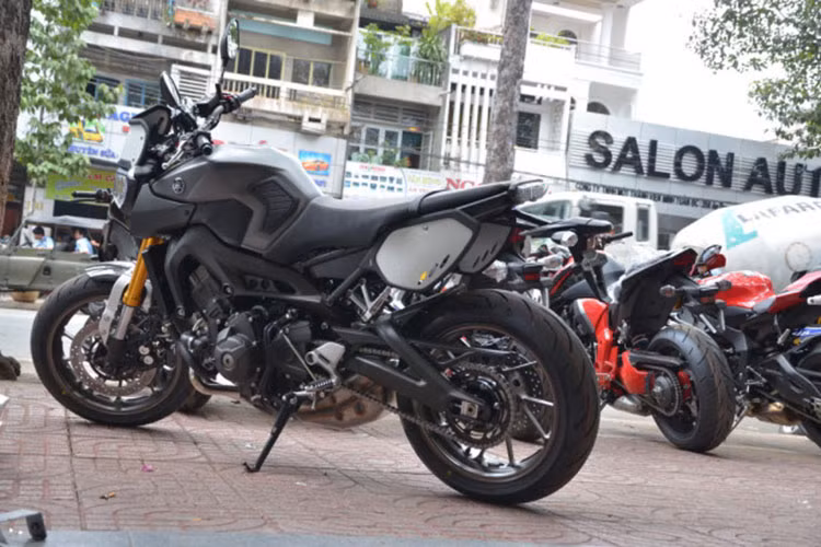 Tại thị trường châu Âu, Yamaha MT-09 Sport tracker có giá khởi điểm 8.690 Euro, tương đương 11.770 USD. Tuy nhiên, khi về đến Việt Nam giá xe sẽ bị đội lên đến 400 triệu đồng.