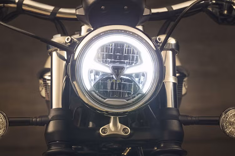 Xe được trang bị đèn pha hình tròn với công nghệ đèn Full-Led cao cấp. Các món đồ chơi mang đậm chất cruiser đi kèm theo xe bao gồm: kính chắn gió, yên xe đơn, bao đựng đồ hai bên sườn đồ chơi dành cho đi tour... vẫn được hãng xe môtô Triumph trang bị đầy đủ.