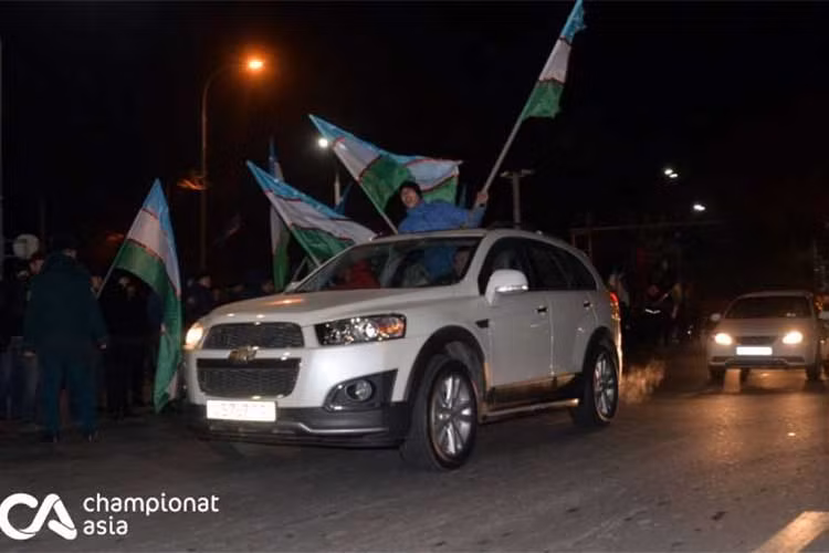 Lúc 23h50 ngày 28/1, chuyến máy bay chở nhà vô địch giải U23 châu Á 2018, đội U23 Uzbekistan, đã hạ cánh xuống phi trường Tashkent (Uzbekistan). Truyền thông Uzbekistan cho biết mỗi cầu thủ U23 dự giải tại Trung Quốc sẽ được tặng một chiếc xe Chevrolet Malibu trị giá khoảng 27.800 USD (tương đương 631 triệu đồng).