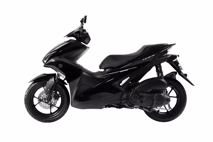 Từ phía hai bên thân xe, có thể thấy NVX có kiểu dáng hơi "bầu", nhưng vẫn khá thanh thoát do sử dụng các mảng thân xe sắc nhọn. NVX có trọng lượng ướt 117 kg cùng các kích thước D x R x C lần lượt là 1.990 x 700 x 1.125 mm. Trục cơ sở của xe dài 1.350 mm, dung tích bình xăng 4,6 lít.