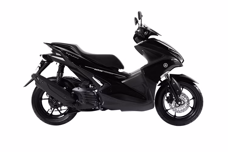 Chiếc xe sử dụng cấu hình bánh 14 inch ở cả phía trước và sau giống như đàn anh NVX 155. Trong đó, bánh trước của xe sử dụng lốp 110/80/14, phanh đĩa đơn trước đường kính 230mm (không được trang bị hệ thống chống bó cứng ABS). Giảm sóc trước, sau dạng giảm chấn thuỷ lực.