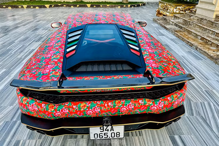 Trong khoang lái chiếc siêu xe Lamborghini Huracan LP610-4 còn được bọc lại da Alcantara màu đỏ ở ghế ngồi, thành cửa, bảng điều khiển trung tâm hay bảng táp lô. Những chi tiết này đã được người chủ cũ độ lại, và hiện vẫn giữ nguyên sau khi sang tay chủ mới.