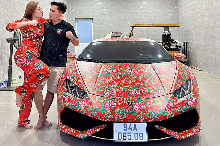 "Chăn con công" đang trở thành trào lưu thời trang cũng như chế ảnh trên mạng xã hội. Mới đây một người chơi xe tại tỉnh Bạc Liêu đã quyết định đổi màu chiếc Lamborghini Huracan đắp chăn con công sặc sỡ trước thềm Tết Giáp Thìn 2024. Đây được xem là chiếc siêu xe đầu tiên khoác lên mình "bộ cánh" này.