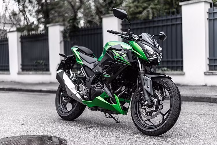 Nhưng cũng chỉ sau một tuần, trên trang fanpage Maxmoto - một nhà phân phối các dòng xe môtô Kawasaki tại Việt Nam lại bất ngờ niêm yết giá mẫu xe Z300 này với mức giá 153 triệu đồng.