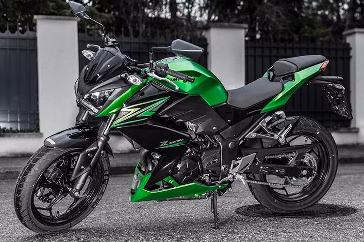 Đại lý này còn gây "sốc" hơn khi đưa ra mức giá ưu đãi đặc biệt cho mẫu xe Kawasaki Z300 phiên bản ABS 2016 nhân dịp xuân Bính Thân chỉ 139 triệu đồng (còn thấp hơn cả mức giá 149 triệu đồng trước đó).