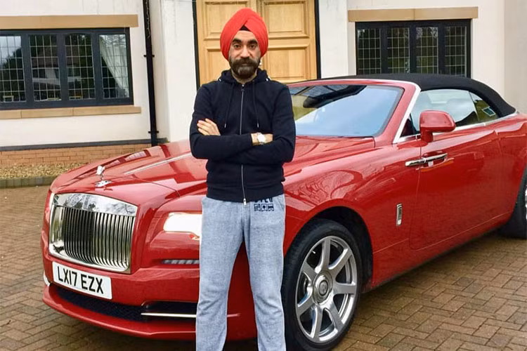 Tuy đã sang thủ đô London, Anh, sinh sống nhưng CEO của công ty AlldayPA vẫn không từ bỏ truyền thống đội khăn quấn Turban trên đầu của đàn ông Ấn Độ theo đạo Sikh. Thậm chí, doanh nhân trung niên này còn mua hẳn 7 chiếc Rolls-Royce khác nhau với màu sắc giống những chiếc khăn Turban của mình.