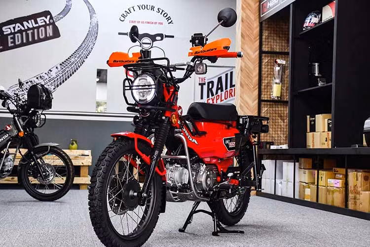 Tại thị trường Thái Lan, giá xe Honda CT125 2023 mới có giá bán từ 85.000 Bath (tương đương gần 55 triệu đồng). Tuy nhiên, khi được các đại lý nhập về Việt Nam thì mẫu xe này lại có mức giá cao hơn rất nhiều, khoảng từ 150 đến hơn 170 triệu đồng, có nơi từng hét giá lên đến 198 triệu đồng và tuỳ thuộc vào màu sắc trang bị...