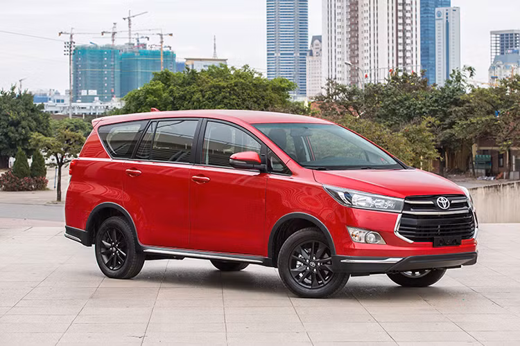 Cả 3 phiên bản Toyota Innova tại Việt Nam chia sẻ chung động cơ xăng 2.0L cho 102 mã lực/183 Nm đi kèm hộp số sàn 5 cấp hoặc tự động 6 cấp. Trang bị an toàn tương đối đầy đủ chỉ ít túi khí hơn bản cao cấp nhất 971 triệu đồng gồm: phanh ABS/BA/EBD, ổn định thân xe, hỗ trợ khởi hành ngang dốc, cảm biến lùi, đèn báo phanh khẩn cấp.