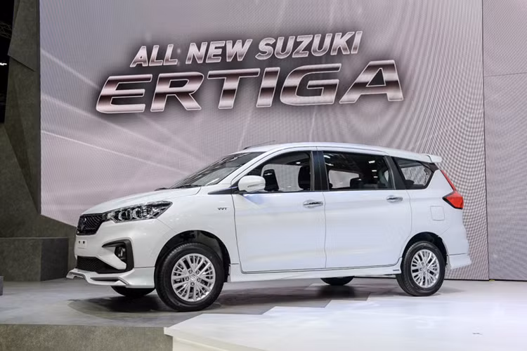 Ertiga thế hệ mới về Việt Nam sẽ có các trang bị an toàn như: 2 túi khí, phanh ABS, EBD, cảm biến và camera đỗ sau cùng kiểm soát cân bằng VSC mới. Giá Suzuki Ertiga 2019 dự kiến sẽ không thay đổi so với mức 639 triệu đồng của thế hệ cũ, thậm chí là giảm nhờ miễn thuế nhập khẩu. 