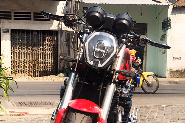 Về ngoại hình của CB1100, xưởng độ xe máy đình đám tại Sài Gòn đã khéo léo kết hợp hài hòa những chi tiết cũ và mới với nhau, đáng chú ý là việc kết hợp này tạo cho chiếc xe một chất riêng độc đáo. Cụ thể phần đầu xe đã được thay mới bằng đèn dạng led lục giác mang phong cách của mẫu Power cruise Ducati X Diavel.
