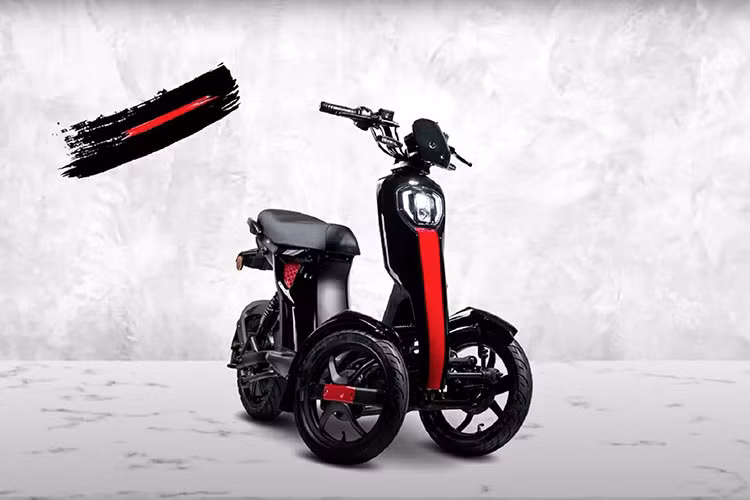 Trên khía cạnh pin, D05 có trang bị cụm pin lithium-ion cung cấp phạm vi di chuyển 72 km trên một lần sạc. Ngoài ra, chiếc xe 3 bánh nhỏ gọn này cũng có nhiều không gian chứa hàng hóa, với hộp lớn phía sau và hai hộp nhỏ bên cạnh.