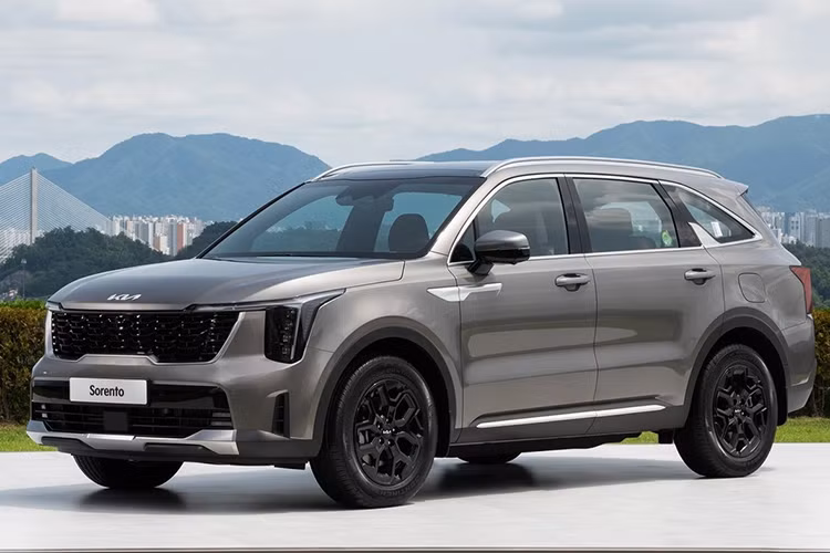 Kia Sorento 2024 mới Kia Sorento facelift sở hữu thiết kế mới đáng chú ý như: cặp đèn pha LED được thiết kế theo dạng dọc đi cùng giao diện đèn ban ngày cũng được thay mới. Nội thất xe có cặp màn cong là sự kết hợp giữa màn cảm ứng trung tâm và bảng đồng hồ kỹ thuật số có kích thước 12,3 inch. Ngay bên dưới màn hình này là hốc gió điều hòa mảnh mai, dải đèn nền mới và hệ thống điều khiển điều hòa.