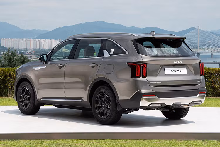 Một công nghệ mới được bổ sung trên Kia Sorento 2024 là hệ thống đọc vân tay người dùng tại cụm điều khiển trung tâm. Trang bị này cho phép người dùng dễ dàng khởi động xe hay thanh toán các khoản phí phát sinh. Xe có các bản 2.5L 4 xy lanh hút gió tự nhiên 191 mã lực, 2.5L tăng áp 281 mã lực, 1.6L hybrid 227 mã lực và 1.6L hybrid sạc điện PHEV 261 mã lực.