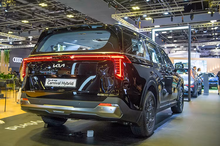 Dưới nắp ca-pô của Kia Carnival 2024 mới sẽ là hệ truyền động hybrid 1.6L tăng áp mới cho ra công suất kết hợp 242 mã lực và mô men xoắn cực đại 367 Nm. Tại thị trường Hàn Quốc, khách hàng cũng có thể lựa chọn động cơ diesel 2.2L và động cơ xăng 3.5L V6 quen thuộc.