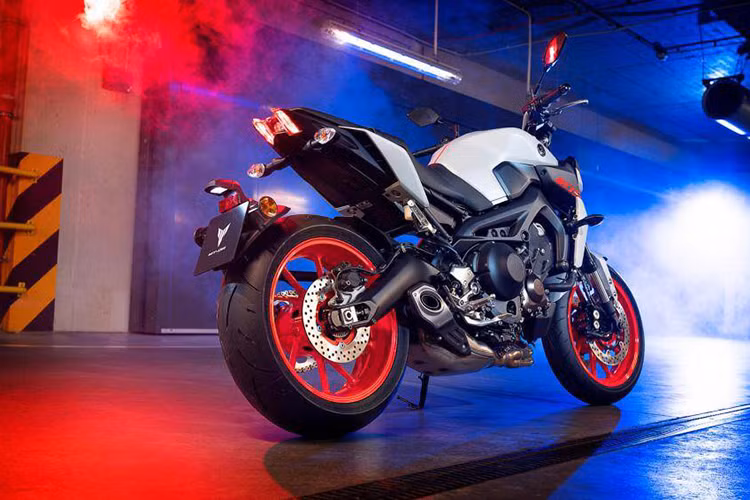 Được ra mắt từ năm 2014, mẫu xe môtô Yamaha MT-09 vẫn luôn là chiếc dành cho những biker yêu cảm xúc mãnh liệt. Trong lần cập nhật gần nhất từ năm 2018 thì Yamaha MT-09 đã sở hữu những thay đổi khiến nhiều fan phải gật gù từ ngoại hình cho đến sức mạnh.