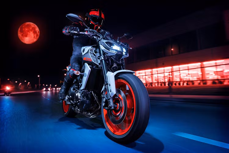 Tại thị trường Việt Nam, MT-09 cũng đang được Yamaha phân phối chính hãng, giá xe Yamaha MT-09 tại Việt Nam ở mức khoảng 299 triệu đồng.