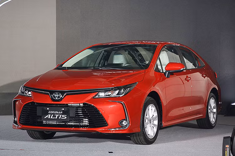 Theo kế hoạch, mẫu sedan cỡ C Toyota Corolla Altis 2019 thế hệ mới sẽ chính thức trình làng tại thị trường Thái Lan vào tháng sau. Thời điểm ra mắt chưa đến nhưng những thông số đầu tiên của mẫu xe này tại thị trường Thái Lan đã bất ngờ bị rò rỉ trên một số diễn đàn và mạng xã hội.