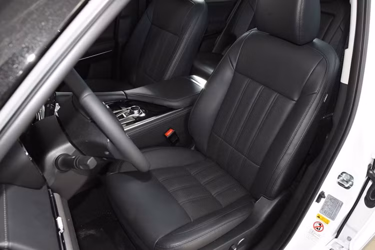 Nhìn chung, Changan CS95 sở hữu thiết kế như sự pha trộn giữa nhiều mẫu SUV hạng sang nổi tiếng. Đầu xe của Changan CS95, đặc biệt là lưới tản nhiệt, gợi liên tưởng đến xe sang Lexus. Trong khi đó, phần sườn xe của mẫu SUV này lại được đánh giá là giống Range Rover. Riêng phần đuôi xe, nhất là cụm đèn hậu có thiết kế tương tự Lincoln Navigator.