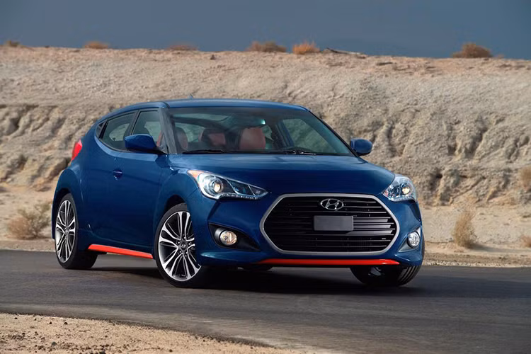 Hyundai Veloster 2018 được đánh giá là cỗ máy thể thao và nhanh nhẹn. Xe được trang bị hộp số 6 cấp tiêu chuẩn, nhưng bạn có thể chi thêm số tiền 1.250 USD để có được hộp số ly hợp kép DCT. Veloster 2018 không thay đổi nhiều so với mô hình năm 2016. Nó có một thiết kế mái mới, hệ thống âm thanh được cải tiến, và lốp xe rộng hơn. Mức giá 18.100 USD (khoàng 405 triệu đồng) được cho là khá hợp lý với mẫu xe này.