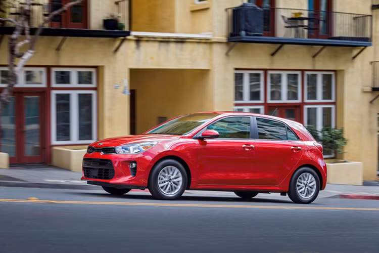 Kia Rio 5 cửa 2018 - đây là chiếc xe nhỏ nhất của thương hiệu Kia đã được nâng cấp, xe sử dụng vật liệu chống ồn tốt hơn và thiết kế phía trước mới. Tuy nhiên, nó vẫn giữ nguyên động cơ bốn xi lanh 1,6 lít cho công suất 138 mã lực với mô-men xoắn đạt 123 lb-ft, mẫu xe này hiện đang có mức giá 16.500 USD (khoảng 370 triệu đồng).