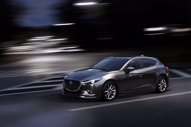 Mazda3 5 cửa 2017 là một trong những chiếc xe nhỏ nhắn nhất bạn có thể lựa chọn. Động cơ 4 xi-lanh, 2,0 lít tiêu chuẩn, cho công suất 155 mã lực được kết hợp với hộp số sàn sáu cấp mang lại chuyển động dễ dàng cho “cỗ máy” nặng 1299 kg này. Xe sở hữu mức giá 19.970 USD (447 triệu đồng) tại Mỹ, phiên bản Mazda3 1.5L Hatchback đời 2017 hiện có giá bán chính hãng là 715 triệu đồng tại Việt Nam.