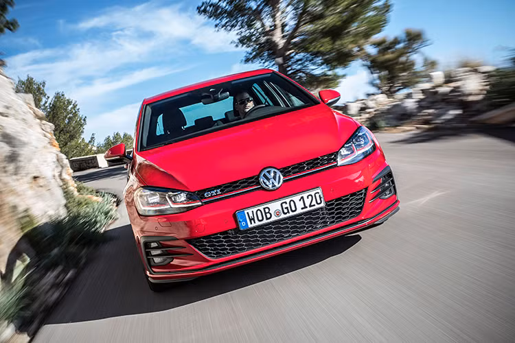 VW đã tạo ra mẫu xe hatchback hiện đại vào những năm 1970 khi tung ra chiếc Rabbit (gọi là Golf ở thị trường Châu Âu). Volkswagen Golf 2018 hoàn toàn mới sở hữu động cơ bốn xi-lanh có công suất 170 mã lực và mô-men xoắn đạt 200 lb-ft. Không giống như một số chiếc xe nhỏ khác, Golf mang lại nội thất rộng rãi bên trong. Xe hiện có giá giá 19.985 USD (tương đương 448 triệu đồng).