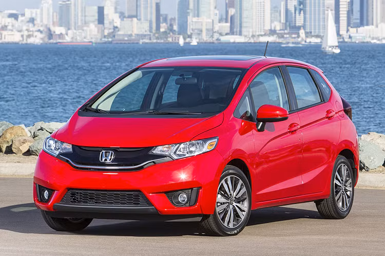 Mẫu xe hatchback Honda Fit 2017 được ra mắt hồi năm ngoái với nội thất lớn hơn (khoảng trống ghế sau khoảng 5 inch) và một động cơ 4 xi lanh 1.5 lít công suất 130 mã lực, mức tiêu thụ nhiên liệu 7,13 lít/100 km trong thành phố. Mẫu xe mang thương hiệu Nhật Bản có giá 16.090 USD ( khoảng 360 triệu đồng) tại thị trường Mỹ.