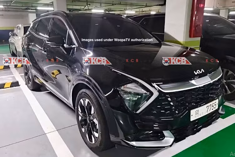 Một thông tin thú vị mà giới săn ảnh đã phát hiện khi Kia thử nghiệm các biến thể plug-in hybrid tại Đức thời gian gần đây dự tính sẽ dành cho mẫu xe này. Mức giá xe Kia Sportage 2022 hiện vẫn còn là ấn số, người dùng phải chờ đến khoảng cuối năm nay mới được công bố chính thức.