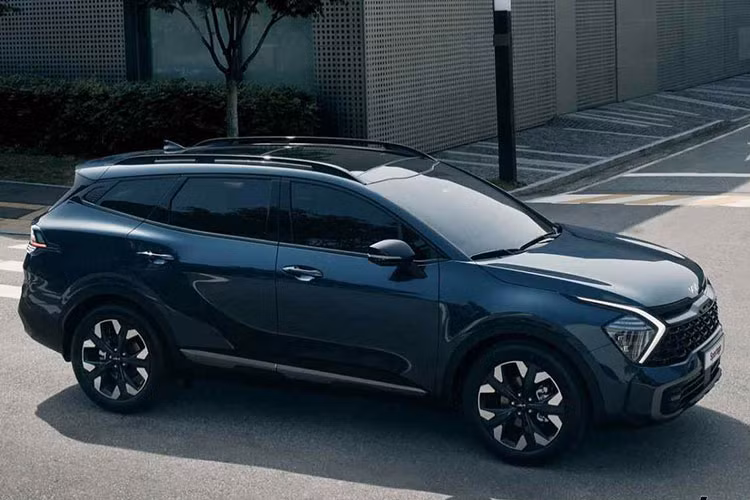 Kia Sportage 2022 sở hữuđèn pha công nghệ LED Projector có tạo hình đầy tươi mới kèm đèn định vị ban ngày hình Boomerang ôm trọn đèn pha. Sự táo bạo trong thiết kế đầu xe tiếp tục được Kia thể hiện trên Sportage khi nhìn phần đuôi với dải đèn LED kéo dài nối liền đèn hậu 2 bên. Tuy nhiên, phần cản sau khá to bản khiến độ "sang, xịn, mịn" của xe giảm đi đáng kể.