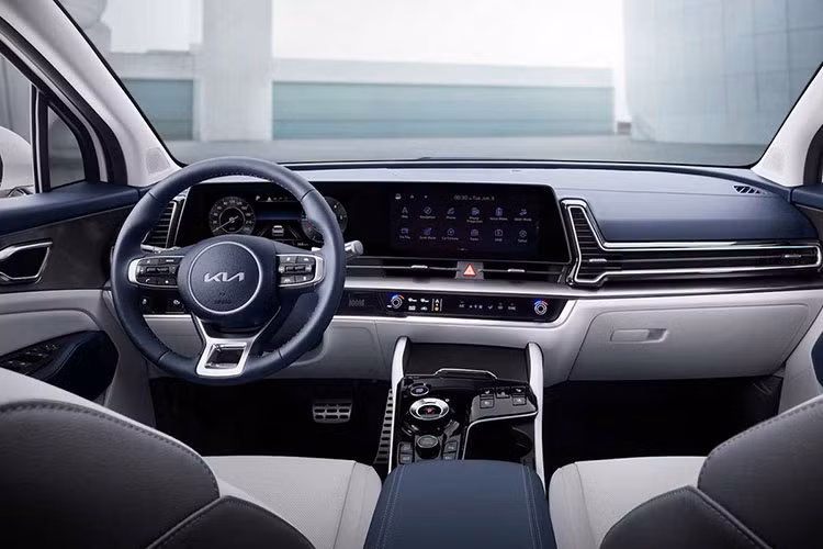 Bên trong khoang lái Sportage, người dùng tiếp tục trầm trồ khi chứng kiến thiết kế học hỏi khá nhiều từ "đàn anh" Kia Sorento mới nhất. Các vật liệu hoàn thiện ở đây cũng chủ yếu là da, nhựa mềm giảm bớt sự thô cứng, bình dân so với mô hình cũ. Đặc biệt, hệ thống màn hình đôi sẽ là điểm nhấn đáng kể ở nội thất và cửa gió điều hòa mang hiệu ứng 3D ấn tượng.